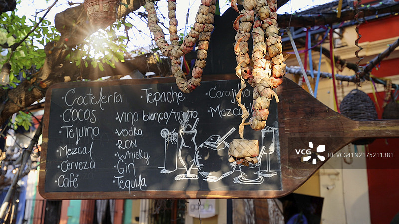 马萨特兰老城区咖啡馆和餐厅，位于海洋马雷孔和马查多广场附近的历史中心图片素材