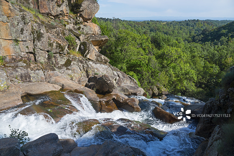 西班牙埃斯特雷马杜拉卡塞雷斯瓜尔塔米诺斯峡谷的魔鬼瀑布图片素材