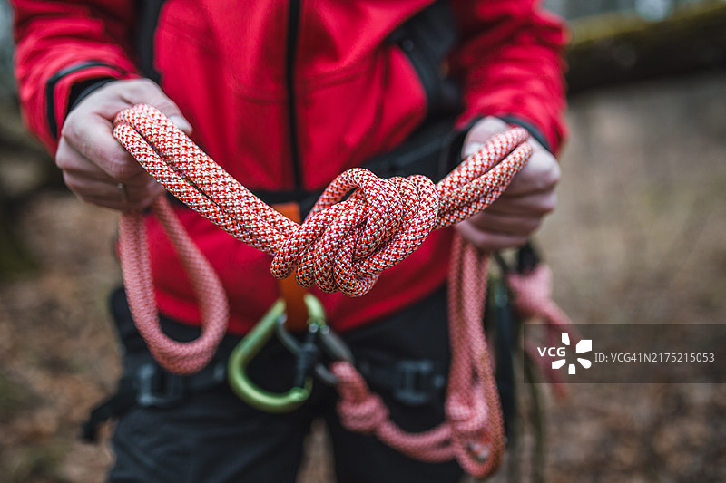 山地救援人员系绳结手部特写图片素材
