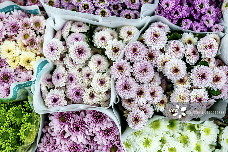 花卉市场上的鲜花花束特写图片素材