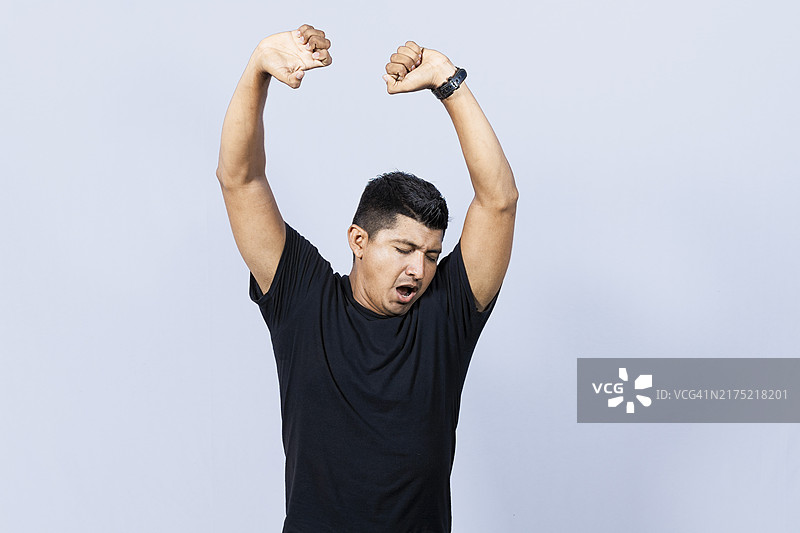 打哈欠伸懒腰的人，疲惫的男人伸展双臂图片素材