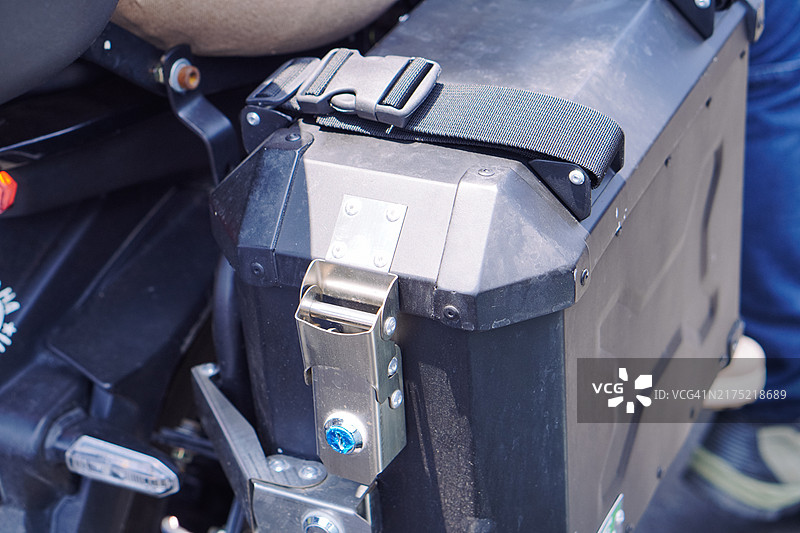 外卖员骑着电动车图片素材