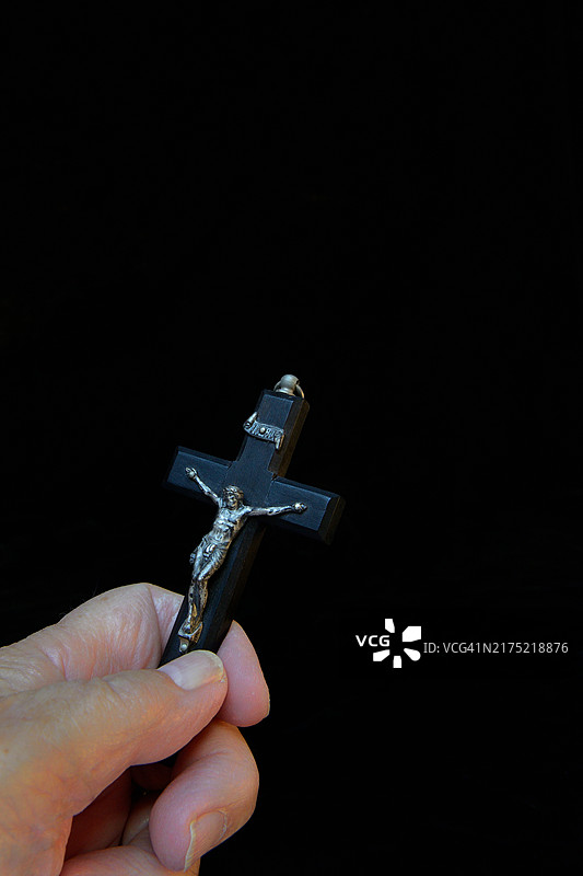 手持十字架图片素材