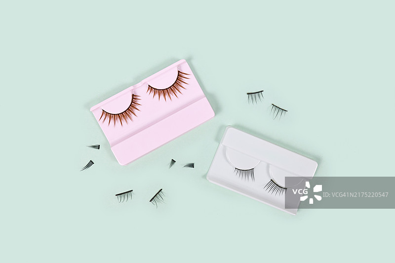 薄荷绿背景上不同的假睫毛图片素材