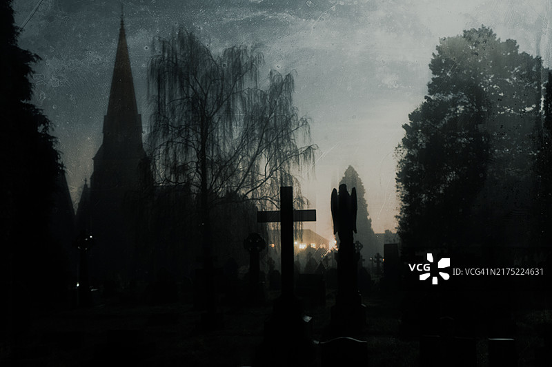 冬季雾夜中教堂和坟墓的剪影图片素材