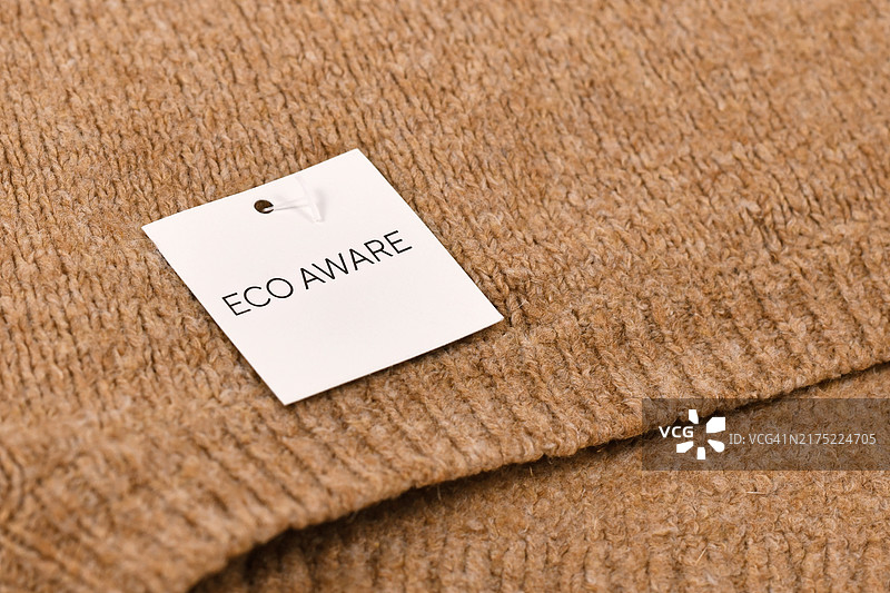 环保生产套头衫上的环保标签图片素材