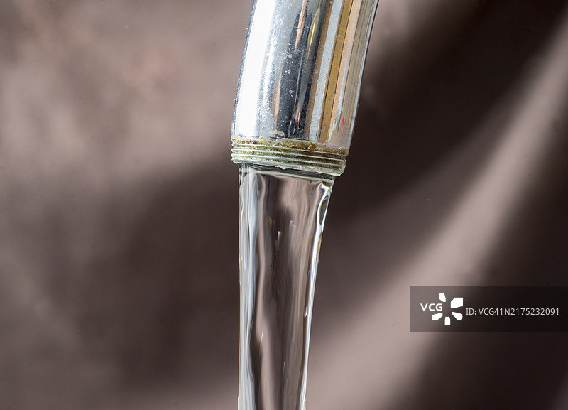 带水的浴室水龙头图片素材