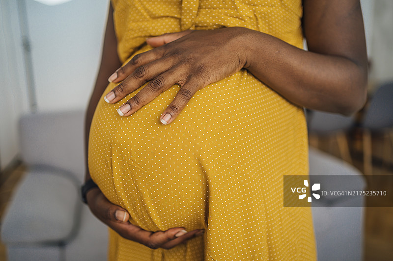 手扶腹部的连衣裙孕妇图片素材