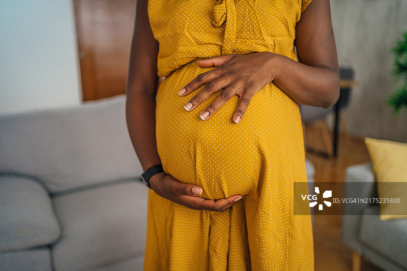 手扶腹部的连衣裙孕妇图片素材