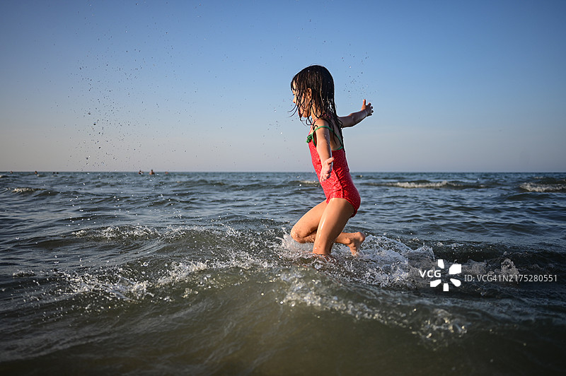 小女孩奔向大海图片素材