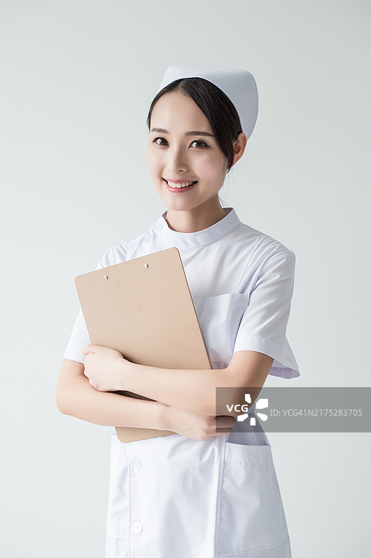 微笑的美丽护士画像。白色背景隔离图片素材