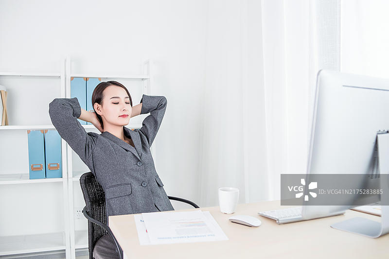 在办公室放松的女商人图片素材