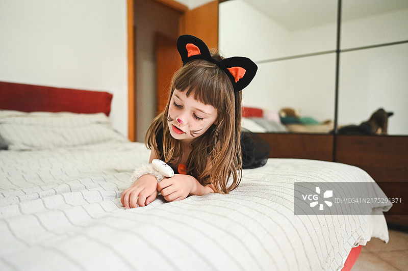 穿着万圣节服装的可爱女孩肖像图片素材