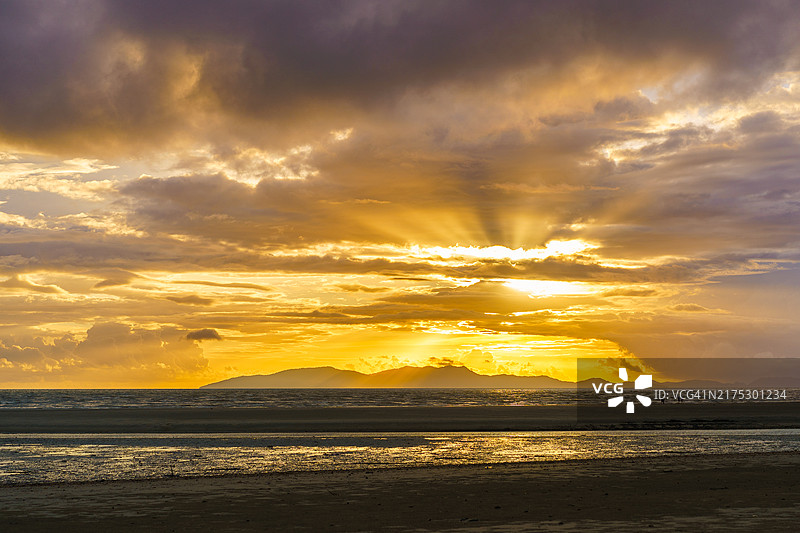 泰国董里府帕蒙海滩日落景色图片素材