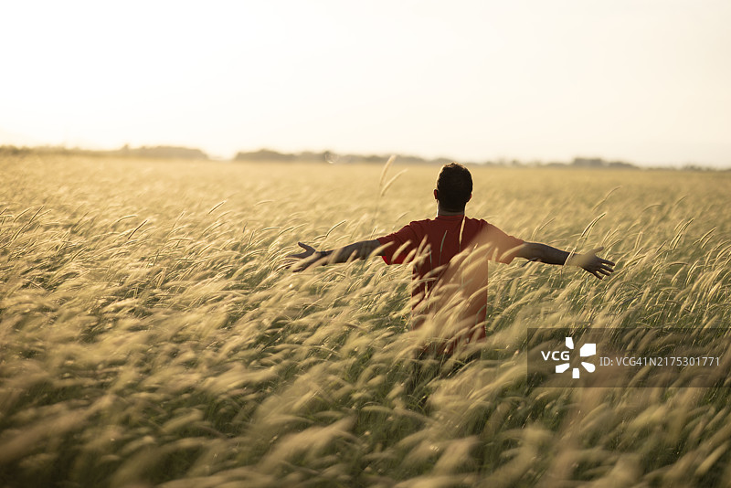 男子在户外休闲放松图片素材