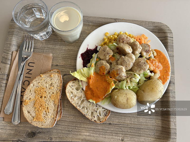 赫尔辛基餐桌美食俯视图，芬兰图片素材