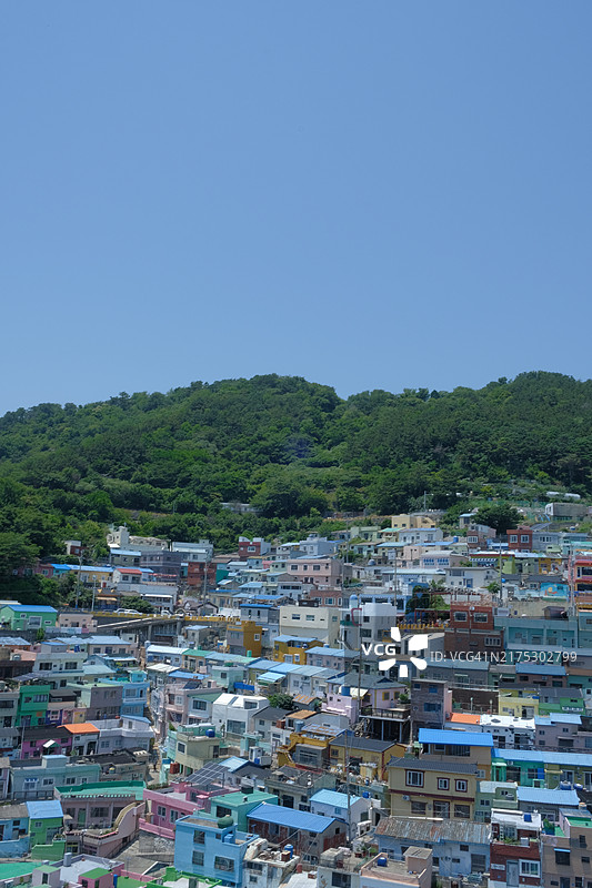 韩国釜山晴空下的彩色城镇景观图片素材