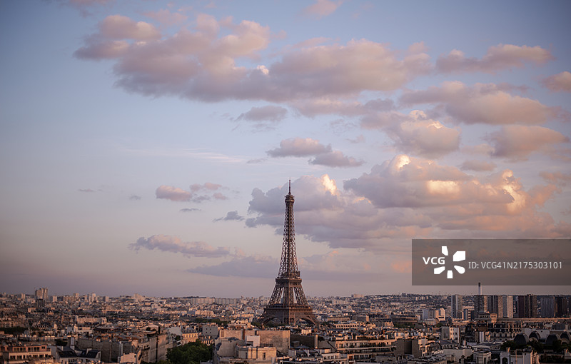 阴天下的埃菲尔铁塔鸟瞰图图片素材