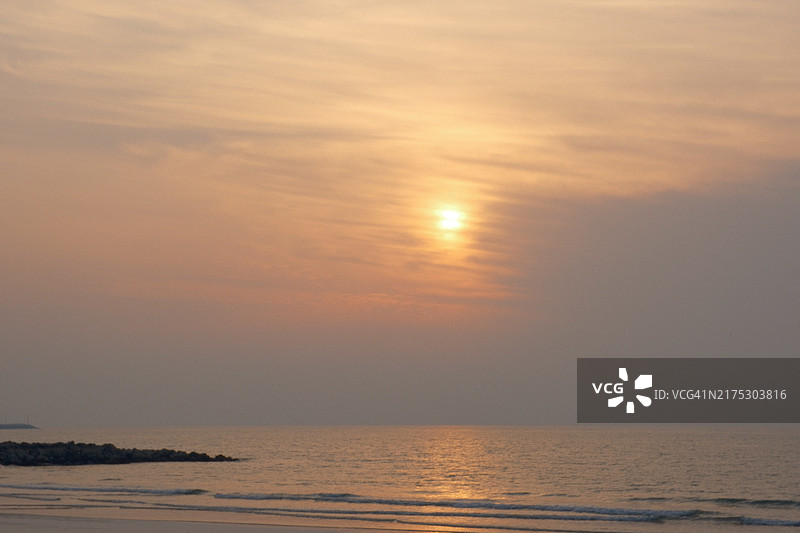 阿拉伯联合酋长国的橙色天空海景图片素材