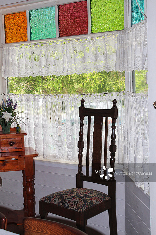 LED灯窗前的古董椅子图片素材