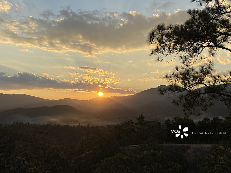 日落时分，天空映衬下的山脉美景图片素材