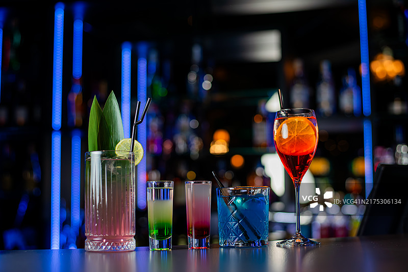 赌场吧台上的鸡尾酒组合图片素材