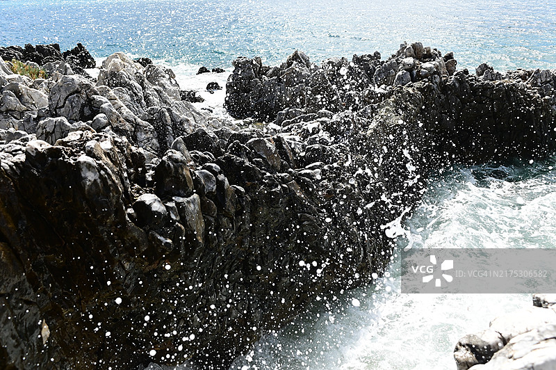 希腊海滩岩石高角度景观图片素材