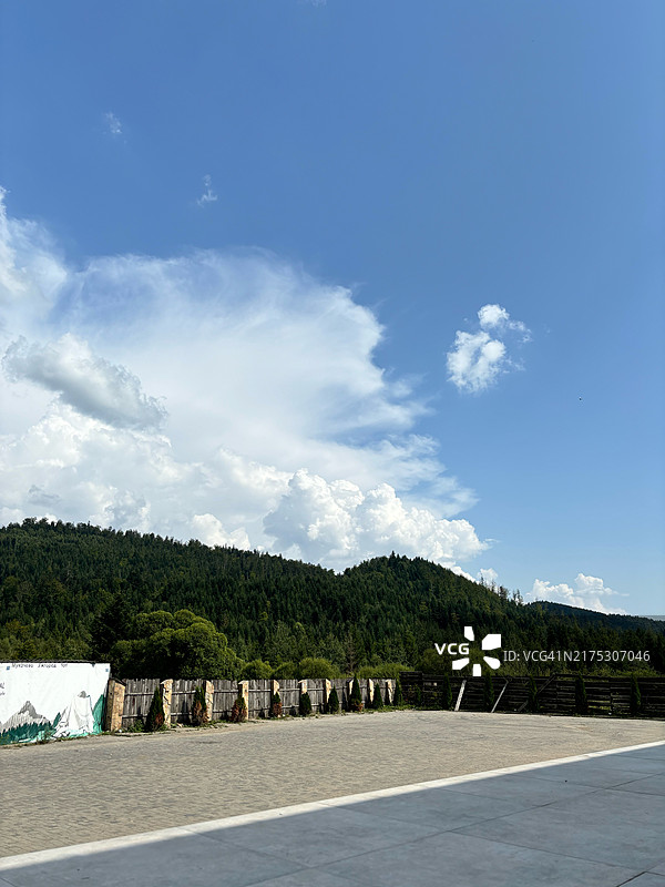 乌克兰利沃波尔的空旷山路图片素材