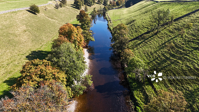 英国斯基普顿湖边的树木高角度景观图片素材