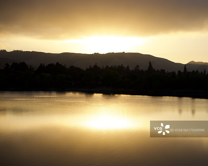 美国加利福尼亚州弗里蒙特日落湖景图片素材