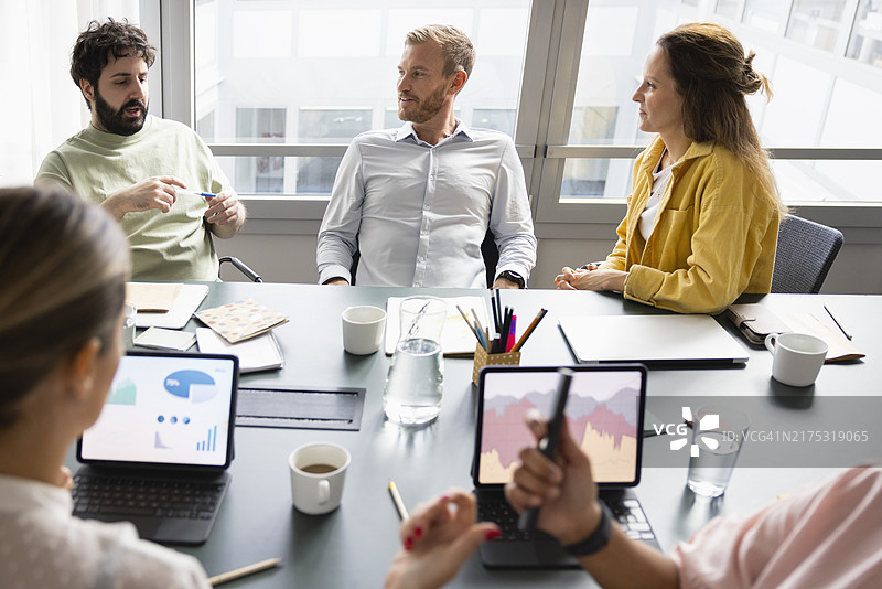 商务人士在办公室开会讨论（高角度）图片素材