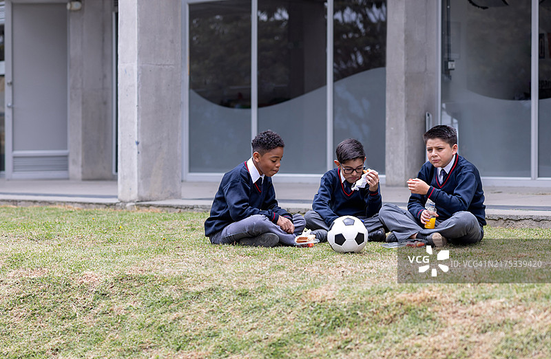 一群学生在学校休息时吃午餐图片素材