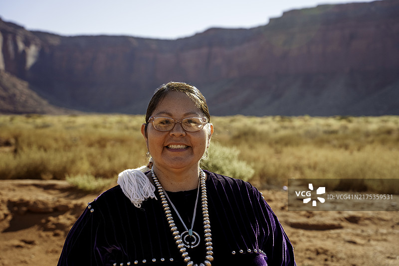 纪念碑谷沙漠地区纳瓦霍族传统妇女的阳光肖像图片素材
