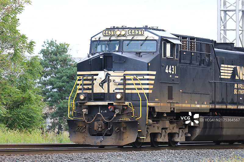 牵引货运列车的现代机车图片素材