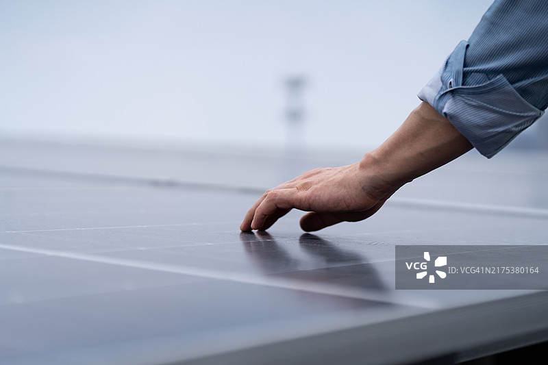 手指触摸太阳能电池板图片素材