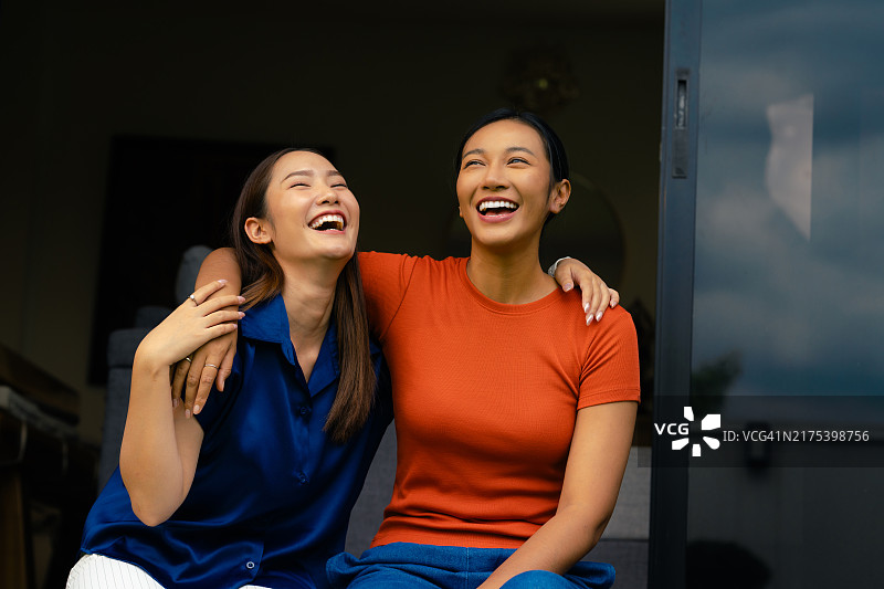 户外两位女性之间的快乐友谊图片素材