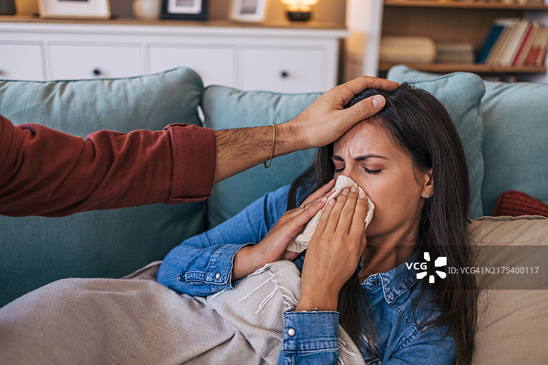 男朋友照顾生病的女朋友图片素材