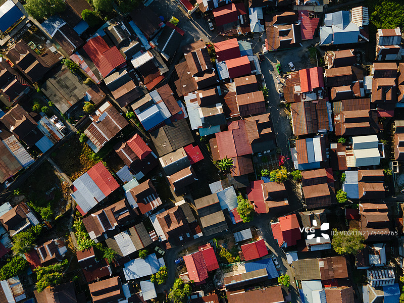 航拍村庄木屋与铁皮屋顶图片素材