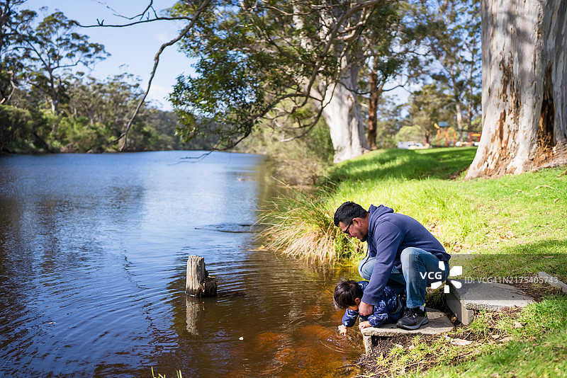 家庭在河边享受假期图片素材