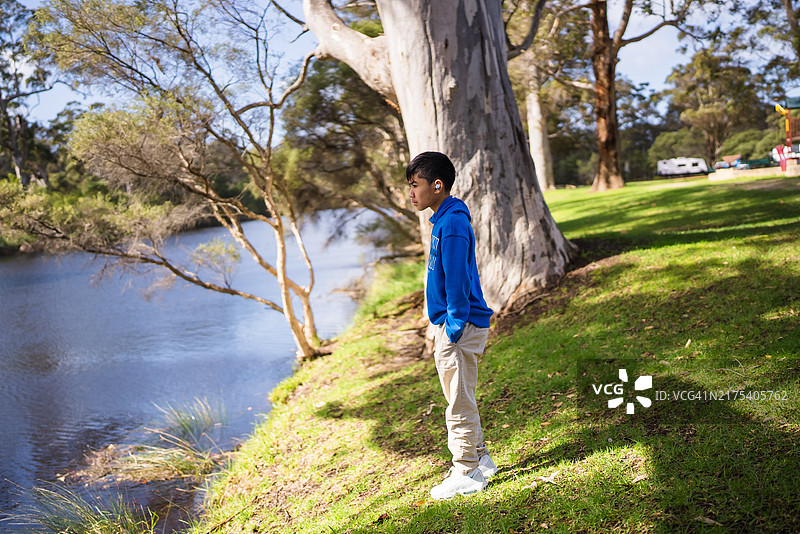 欣赏河流风景的年轻孩子图片素材