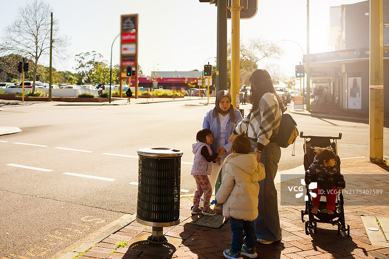 街头十字路口的人群等候与行走图片素材