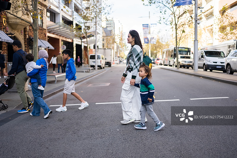 一群人走在十字路口图片素材