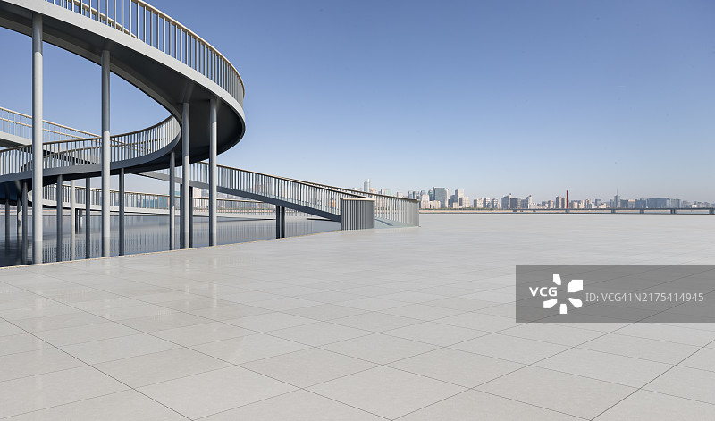 城市天际线前的螺旋楼梯图片素材