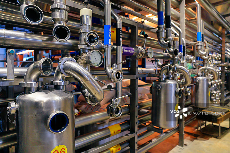 老酿酒厂配有不锈钢设备图片素材