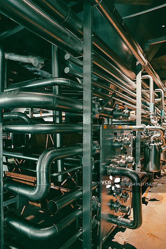 老旧啤酒厂，不锈钢设备图片素材