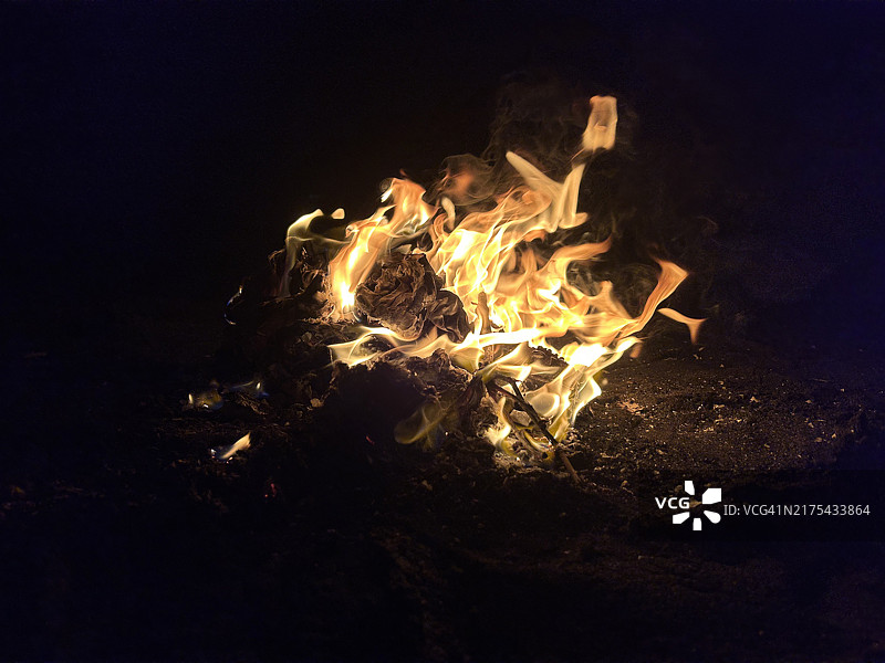 黑色背景上的火焰特写镜头图片素材