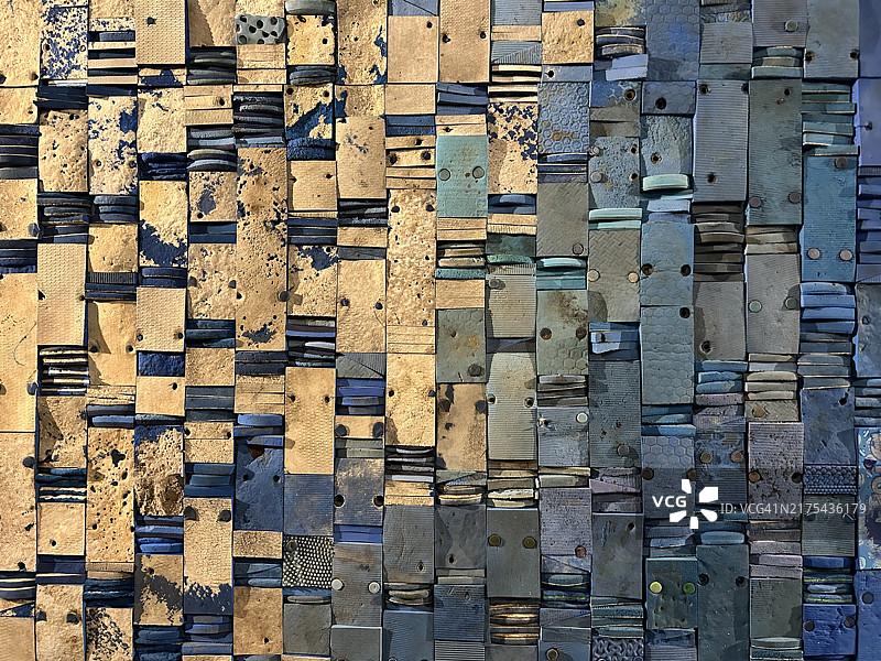 木头上的旧人字拖鞋底图片素材