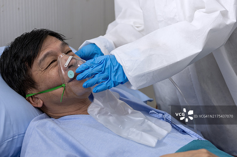 医生正在给病人戴上呼吸装置。图片素材