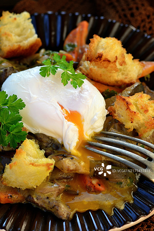 蘑菇烩菜配水波蛋和面包丁图片素材