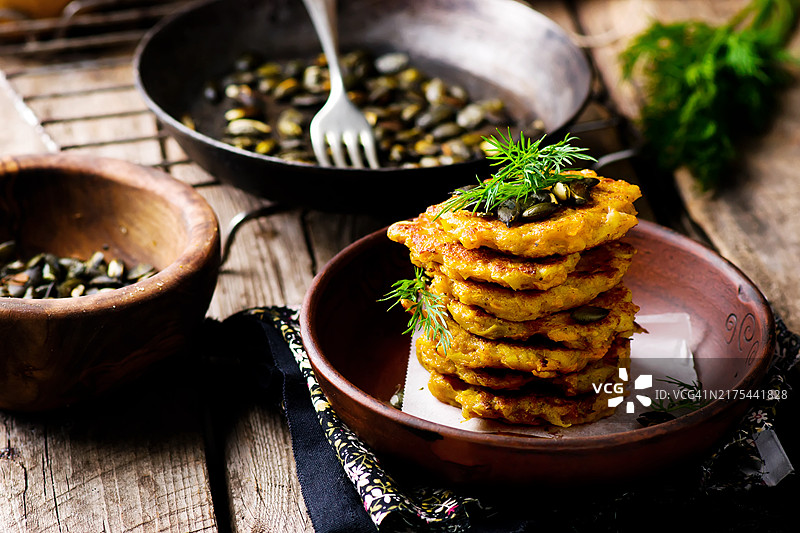 土豆南瓜莳萝炸馅饼图片素材